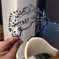 Dettaglio del cerchietto artigianale con cristalli blu e design a rami intrecciati - Blu Notte
