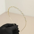 Dettaglio di un cerchietto dorato con strass scintillanti e motivi a fiori piccoli - Stile Fiore Strass
