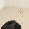 Elegante diadema barroca dorada con perlas y detalle de mariposa metálica - Dorado