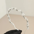 Detalle de la diadema ondulada de metal plateado con cristales y puntas protectoras - Blanco Claro