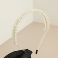 Dettaglio del cerchietto da sposa fatto a mano con perle e filo dorato intrecciato - Bianco Trasparente