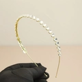 Serre-tête élégant en métal doré orné de cristaux ronds étincelants sur cadre minimaliste - Style Entièrement Serti