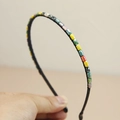 Kleurrijke haarband met gefacetteerde kristallen kralen en smal zwart frame voor dames - Gekleurde kralenstijl (Hoofdafbeeldingsmodel)