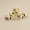 Elegante molletta per capelli dorata con rose in resina rosa e perle bianche - Rosa Carne