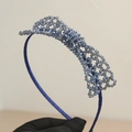 Detalle de diadema de cuentas de cristal azul oscuro tejida a mano con acabado de satén - Azul Real
