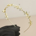 Diadema elegante de hojas de metal dorado con pedrería blanca para peinados de novia - Dorado