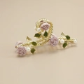 Elegante pinza per capelli dorata con rose rosa, foglie verdi e perle bianche - Lavanda