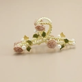 Elegante pinza per capelli in metallo dorato con rose rosa, foglie verdi e perle - Rosa carne