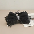 Detail von elegantem schwarzem Stoffschleifen-Haarclip mit Perlen, Netz und Federn - Schwarz