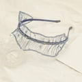 Cerchietto in pizzo con perline blu scuro e cristalli su sfondo in lino naturale - Blu