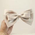 Elegante fermaglio per capelli in raso champagne con doppio fiocco e strass di lusso - Beige