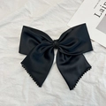 Eleganter großer schwarzer Satin-Schleifen-Haarclip mit Kristallperlen auf Weiß - Schwarze Schleife