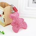 Dettaglio del portachiavi a forma di orso con cristalli rosa nappa e anello in metallo - Rosa