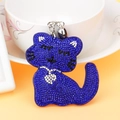 Détail du porte-clés chat en strass bleu avec cristaux étincelants et chaîne argentée - Bleu Saphir