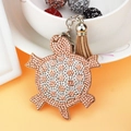 Dettaglio portachiavi a forma di tartaruga con strass e nappa marrone decorativa - Cachi