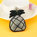 Dettaglio del portachiavi a forma di ananas con strass scintillanti e catena in metallo argento - Base Nera Iridescente AB