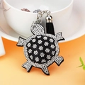 Ciondolo borsa tartaruga con strass, catena d'argento e nappina nera su una tazza bianca - Nero Con Strass Bianchi