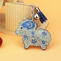 Portachiavi a pecora blu con strass, campanello d'argento e nappa in pelle blu - Blu