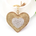 Dettaglio di un portachiavi a cuore con strass bicolore e nappa in pelle scamosciata - Cachi