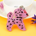 Porte-clés caniche en strass rose et pompon en cuir sur un fond jaune vif éclatant - Rose