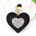 Dettaglio portachiavi a cuore con strass neri, catena dorata e nappa nera decorativa - Base Nera Strass Nero