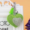 Dettaglio portachiavi a cuore con strass verdi e argento e nappina coordinata - Cuore Verde e Argento / Verde