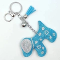 Détail d'un porte-clés chien Scottish Terrier avec strass bleus et gland assorti - Bleu lac