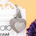 Dettaglio del portachiavi a cuore con strass scintillanti, nappa grigia e catena argento - Cuore Strass Bianco Puro / Grigio