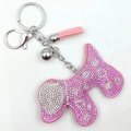 Détail d'un porte-clés chien en strass rose avec pompon en cuir et fermoir argenté brillant - Rose foncé