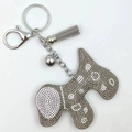 Dettaglio portachiavi a cane grigio argento con strass, campanellino e nappa di velluto - Grigio