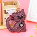 Dettaglio portachiavi a gatto con strass viola e catena in lega dorata con chiusura - Viola
