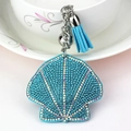 Portachiavi con conchiglia in strass blu brillante con nappa di seta e campanellino argento - Blu lago