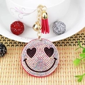 Dettaglio portachiavi a faccina con strass rosa, campanello dorato e nappa rossa - Stile 2