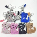 Porte-clés chats assis en strass étincelants en couleurs variées avec pompons et clochette - Couleur personnalisable