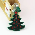 Detalle de llavero de árbol de Navidad en terciopelo verde con pedrería y borla verde - 80*70mm / Pino Flor Roja