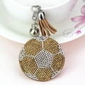 Détail de porte-clés ballon de foot en strass avec clochette et pompon en daim - Khaki
