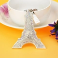 Dettaglio del portachiavi a Torre Eiffel con strass colorati e nappa in pelle bianca - Bianco
