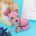 Detalle de llavero de zorro rosa con strass, cadena dorada y borla decorativa - Rosa