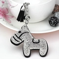 Portachiavi a cavallo con cristalli scintillanti, base in pelle nera e nappa elegante - 70mm*70mm / Nero Con Strass Bianchi