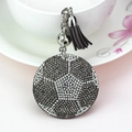 Détail macro d'un porte-clés de football étincelant avec des strass gris et un pompon doux - Gris