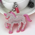 Funkelnder rosa Einhorn Schlüsselanhänger mit Straßsteinen, Metallglocke und Quastenanhänger - 90mm*80mm / Rosa