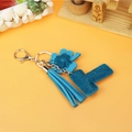 Makro-Detail des blauen Kristallbuchstaben L Schlüsselanhängers mit Strass und Quaste - Hellblauer Buchstabe L Stil (P0103)