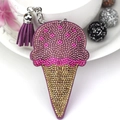 Détail d'un porte-clés crème glacée avec strass roses, gland violet et chaîne argent - Violet