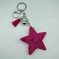 Rosaroter sternförmiger Schlüsselanhänger mit Glitzersteinen und passender roter Quaste - 65*65mm / Fuchsia