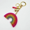 Dettaglio portachiavi arcobaleno con strass, nappa rosa e finiture in metallo dorato - 60*45mm / Arcobaleno a Base Piatta