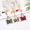 Porte-clés mini sac léopard avec strass et pompons en plusieurs coloris tendance - Couleur personnalisable