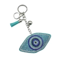 Dettaglio del portachiavi a occhio greco con strass blu e nappina in pelle - Blu lago
