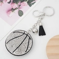 Dettaglio ravvicinato di un portachiavi da basket con strass scintillanti e nappa di seta nera - Pallavolo Bianco e Nero
