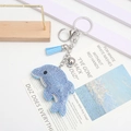 Blauer Delfin-Schlüsselanhänger mit Kristallen und hellblauer Quaste als Accessoire - Hellblau