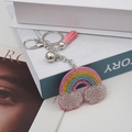 Regenbogen-Schlüsselanhänger mit bunten Strasssteinen, rosa Quaste und glänzenden Wolken - Rosa